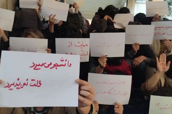 السلطات الإيرانية تواصل "تطهير" الجامعات والأمن يضغط على الطلاب المحتجين للتعاون معه