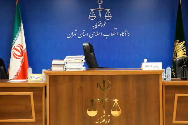 یک زندانی سیاسی به اعدام و ۱۰ نفر دیگر از جمله ۹ وکیل دادگستری به حبس محکوم شدند