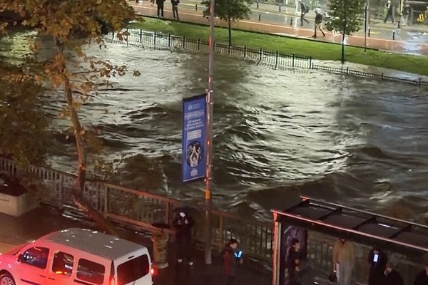 بارش شدید باران در استانبول باعث وقوع سیل و تعطیلی مدارس شد