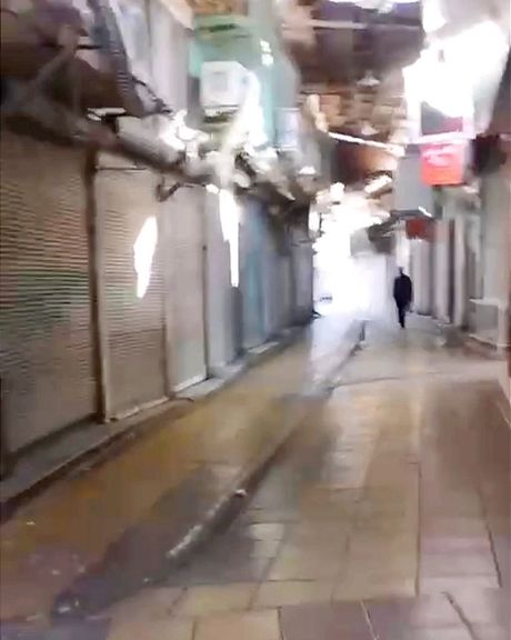 استجابة واسعة لدعوات الإضراب في إيران.. التجار يغلقون متاجرهم من مشهد إلى المدن الكردية