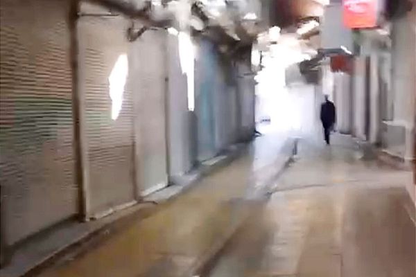 استجابة واسعة لدعوات الإضراب في إيران.. التجار يغلقون متاجرهم من مشهد إلى المدن الكردية