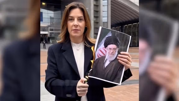 نماینده ایتالیا در پارلمان اروپا تصویر خامنهای را آتش زد و خواستار سقوط دیکتاتور تهران شد