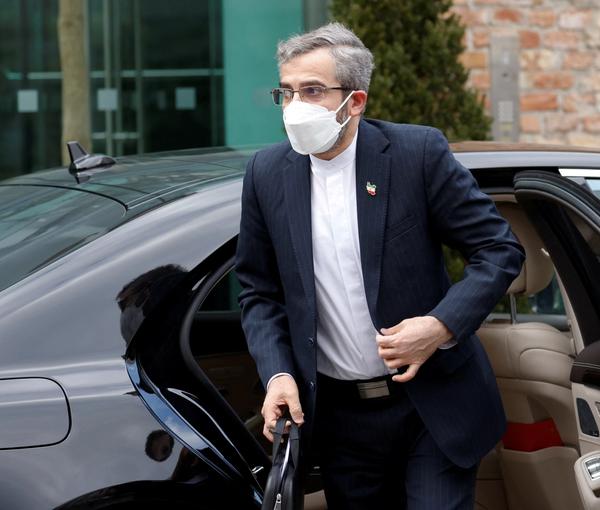 كبير المفاوضين الإيرانيين يجري مباحثات مع "الترويكا الأوروبية" في أبوظبي