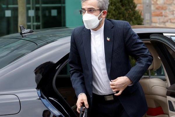 كبير المفاوضين الإيرانيين يجري مباحثات مع "الترويكا الأوروبية" في أبوظبي