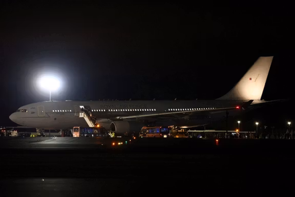 مردم به محض ورود از افغانستان ، در RAF Brize Norton ، در آکسفوردشایر ، انگلیس ، 17 اوت 2021 هواپیمای RAF Voyager را رها می کنند