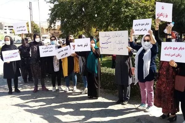 بعد وفاة فتاة حرقا.. وقفة احتجاجية لناشطات إيرانيات ضد تصاعد العنف تجاه المرأة