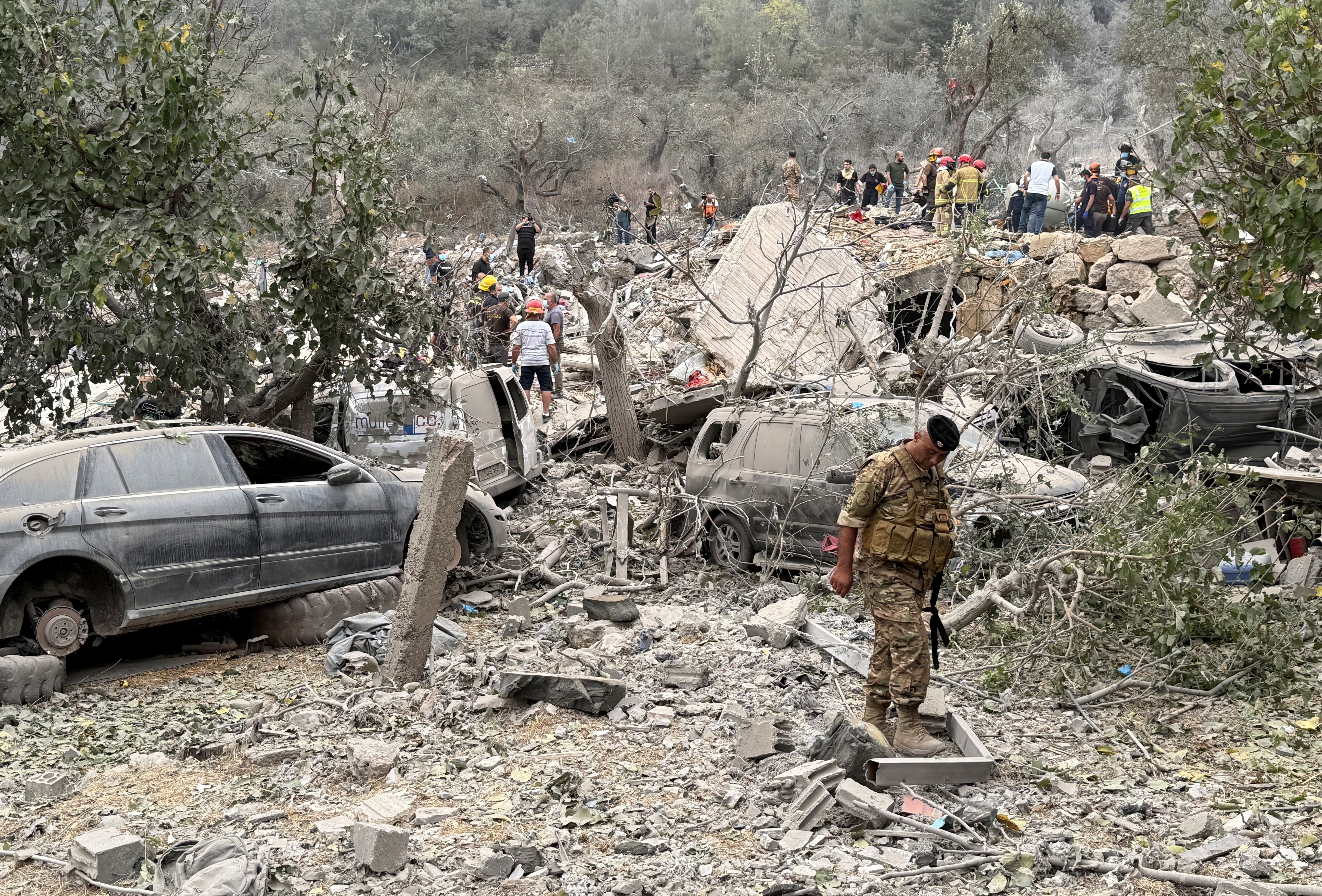 خرابی‌های به جا مانده از حمله هوایی ارتش اسرائیل به شهر ایطو لبنان، ۲۳ مهر