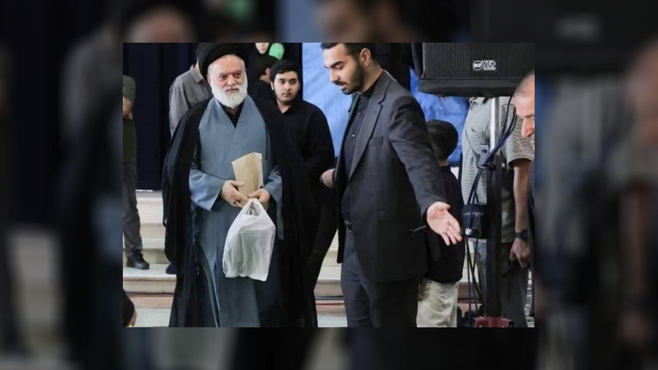تمجید کیهان از مصطفی خامنه‌ای: کفش‌هایش را خودش حمل کرد و بارش را روی دوش دیگران نینداخت