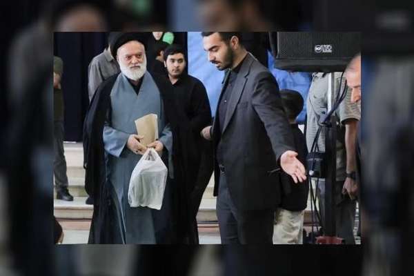 تمجید کیهان از مصطفی خامنهای: کفشهایش را خودش حمل کرد و بارش را روی دوش دیگران نینداخت
