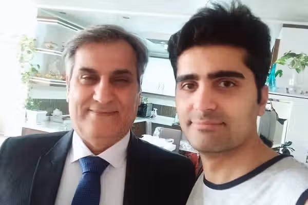 منوچهر بختیاری پس از ۲۰۳ روز بازداشت همچنان در زندان بندرعباس بلاتکلیف است