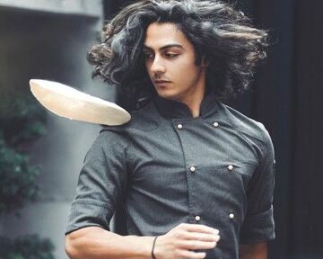 سرآشپز جوان مهرشاد شهودی در محل کار