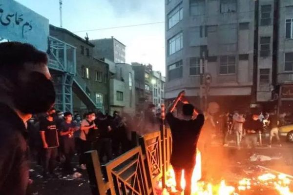 انتفاضة الإيرانيين الشعبية تستمر حتى فجر اليوم في بعض الأماكن وتزايد ردود الفعل العالمية