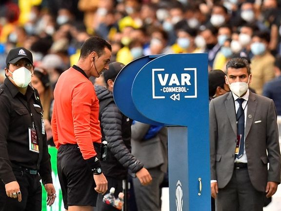 دعوای ۱۰ میلیون دلاری بر سر VAR؛ چرا کمکداور ویدیویی به ایران نمیرسد؟