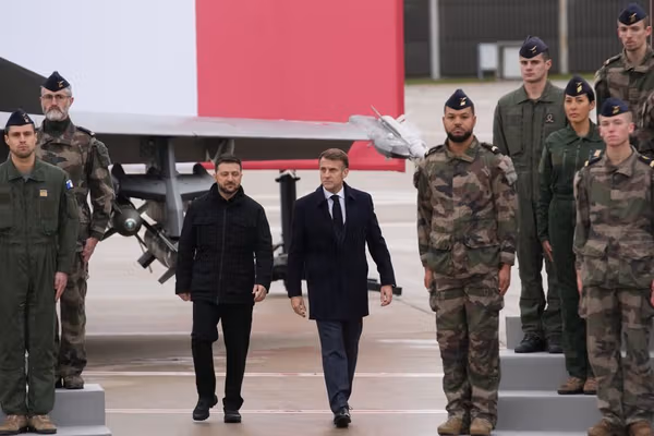 زلنسکی در دیدار با مکرون: اوکراین ۱۰۰ جنگنده رافال از فرانسه دریافت میکند