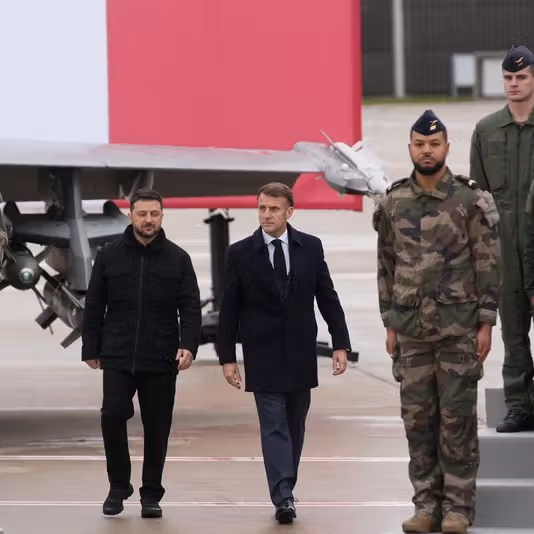 زلنسکی در دیدار با مکرون: اوکراین ۱۰۰ جنگنده رافال از فرانسه دریافت میکند