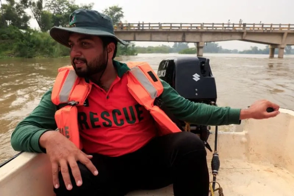 «.محمد ارسلان، امدادگر: «مردم میترسند دزدها اموال باقیماندهشان را ببرند. آنها خستهاند؛ بارها این کار را کردهاند. حیواناتشان را هم دوست دارند و گاهی حاضر نیستند بدون بز و گوسفندهایشان بروند