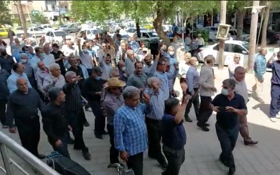 المتقاعدون الإيرانيون ينددون بصمت المرشد.. ويؤكدون: "السلطات الثلاث بلا فائدة"