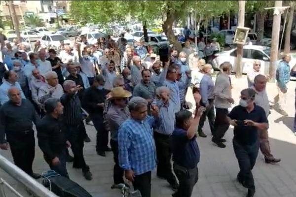 المتقاعدون الإيرانيون ينددون بصمت المرشد.. ويؤكدون: "السلطات الثلاث بلا فائدة"