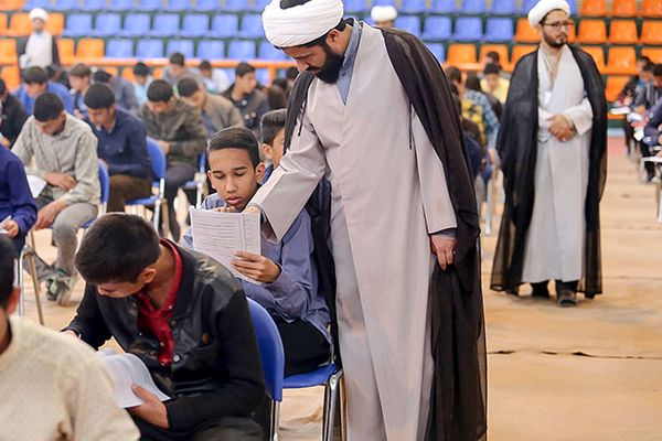 صحيفة المرشد الإيراني تدعو لتعيين خريجي الحوزات الدينية في المدارس لـ"علاج انحراف التعليم"