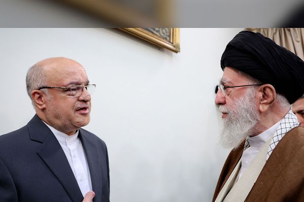 سفير إيران في لبنان لخامنئي: عيني اليسرى جيدة.. واليمنى ترى بشكل جزئي