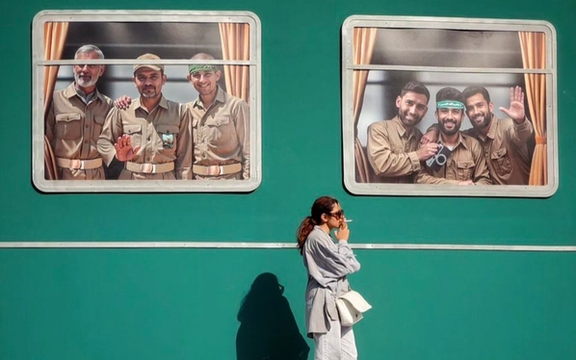 تقابل با تابو و حکومت؛ سیگار کشیدن با پوشش اختیاری مقابل دیوارنگاره حکومتی