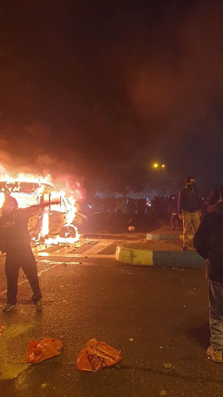 پیام مخاطب از ملایر: به نیروهای نوجوان بسیجی هم برای سرکوب اسلحه داده بودند