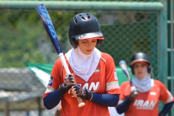 هدا کافی در اعتراض به قتلعام مردم به دست جمهوری اسلامی از تیم ملی بیسبال کنارهگیری کرد