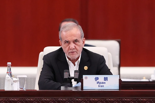 رغم تحذيرات ترامب السابقة.. الرئيس الإيراني يدعو إلى "تقليل الاعتماد على الدولار الأميركي"