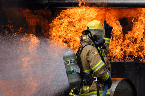 ۹ کارگر در آتشسوزی یک کارگاه در منطقه صنعتی دولتآباد اصفهان جان باختند