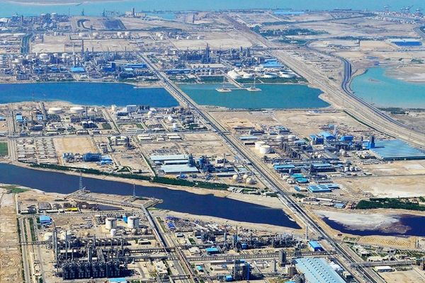 بعد تعرضها لهجمات عنيفة.. بتروكيماويات معشور إيران تعلن إخلاء العاملين