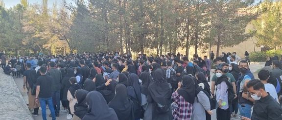 تزامنا مع "أربعينية" مهسا أميني.. احتجاجات واسعة في مختلف المدن الإيرانية