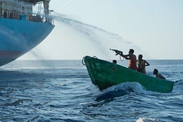 صحيفة "شرق" الإيرانية: قراصنة صوماليون يأسرون 36 صيادا إيرانيا