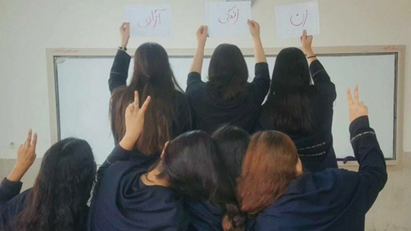 گروهی از معلمان آموزش و پرورش: دانشآموزان دیگر به درسهایی مانند دینی علاقه ندارند