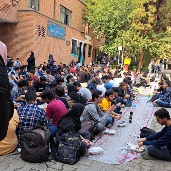 با بسته شدن سلف در پی مختلط غذا خوردن، دانشجوهای شریف روی زمین سفره چیدند