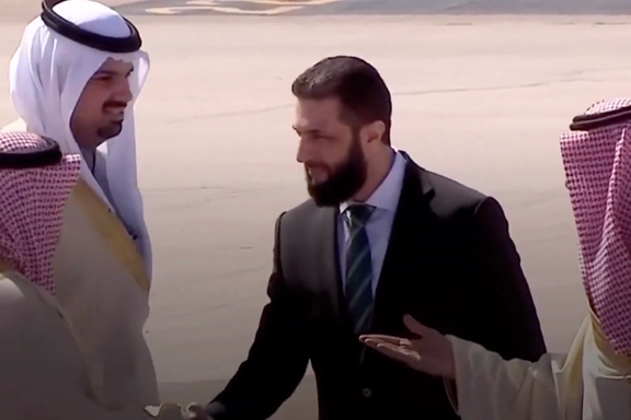 رسالة إلى إيران.. الشرع يصل إلى السعودية في أول زيارة له خارج سوريا