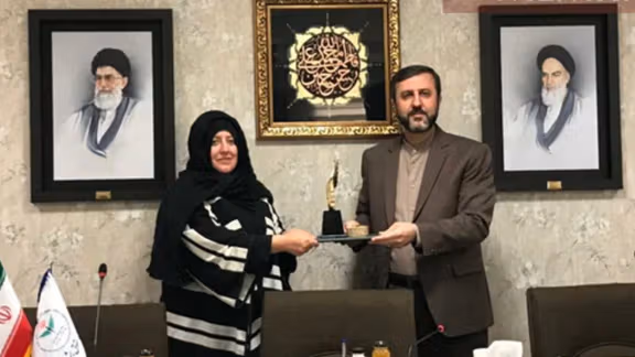Charlotte Kates accepts the Iranian human right award.