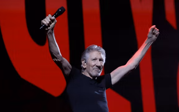 عذرخواهی راجر واترز از مردم ایران: من هرگز از حکومت مذهبی ایران حمایت نمیکنم