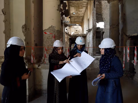 یافتههای یک پژوهش در ایران: مشارکت بیشتر زنان در بازار کار به کاهش نرخ خودکشی میانجامد