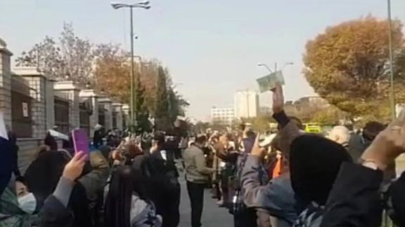 Students, retired teachers protest in Tehran over unmet promises