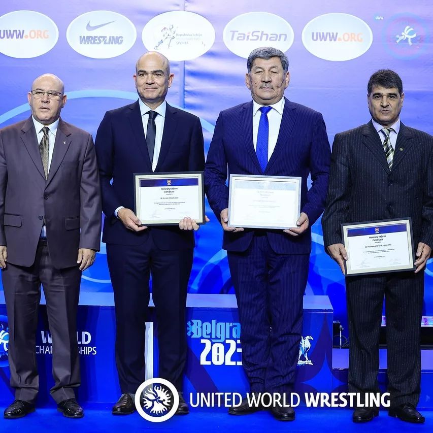 سخنگوی فدراسیون کشتی در کنار داور اسراییلی عکس یادگاری گرفت