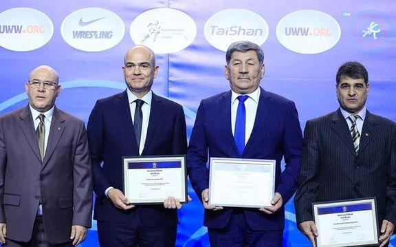 سخنگوی فدراسیون کشتی در کنار داور اسراییلی عکس یادگاری گرفت