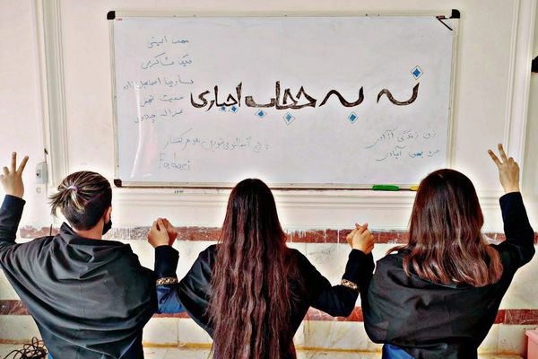 تزامنا مع تهديدات ممثل خامنئي.. اشتباكات في الجامعات الإيرانية بسبب "الحجاب الإجباري"