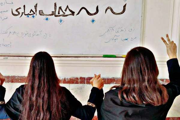 السلطات الإيرانية تصعد ضد رافضي "الحجاب الإجباري".. وترفض دعوة روحاني بالاستفتاء عليه