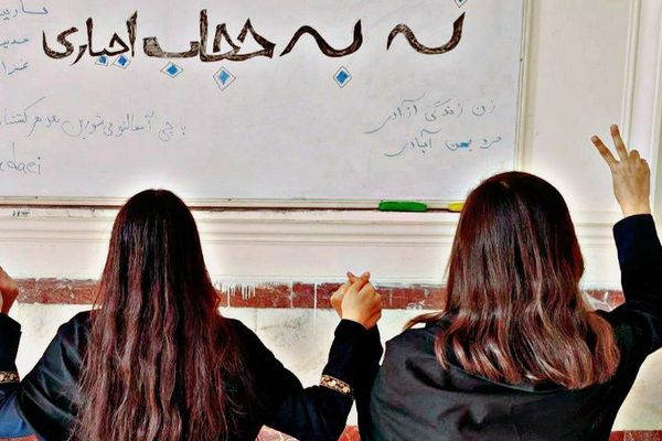 السلطات الإيرانية تصعد ضد رافضي "الحجاب الإجباري".. وترفض دعوة روحاني بالاستفتاء عليه