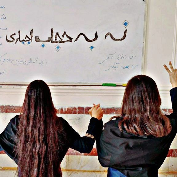 السلطات الإيرانية تصعد ضد رافضي "الحجاب الإجباري".. وترفض دعوة روحاني بالاستفتاء عليه