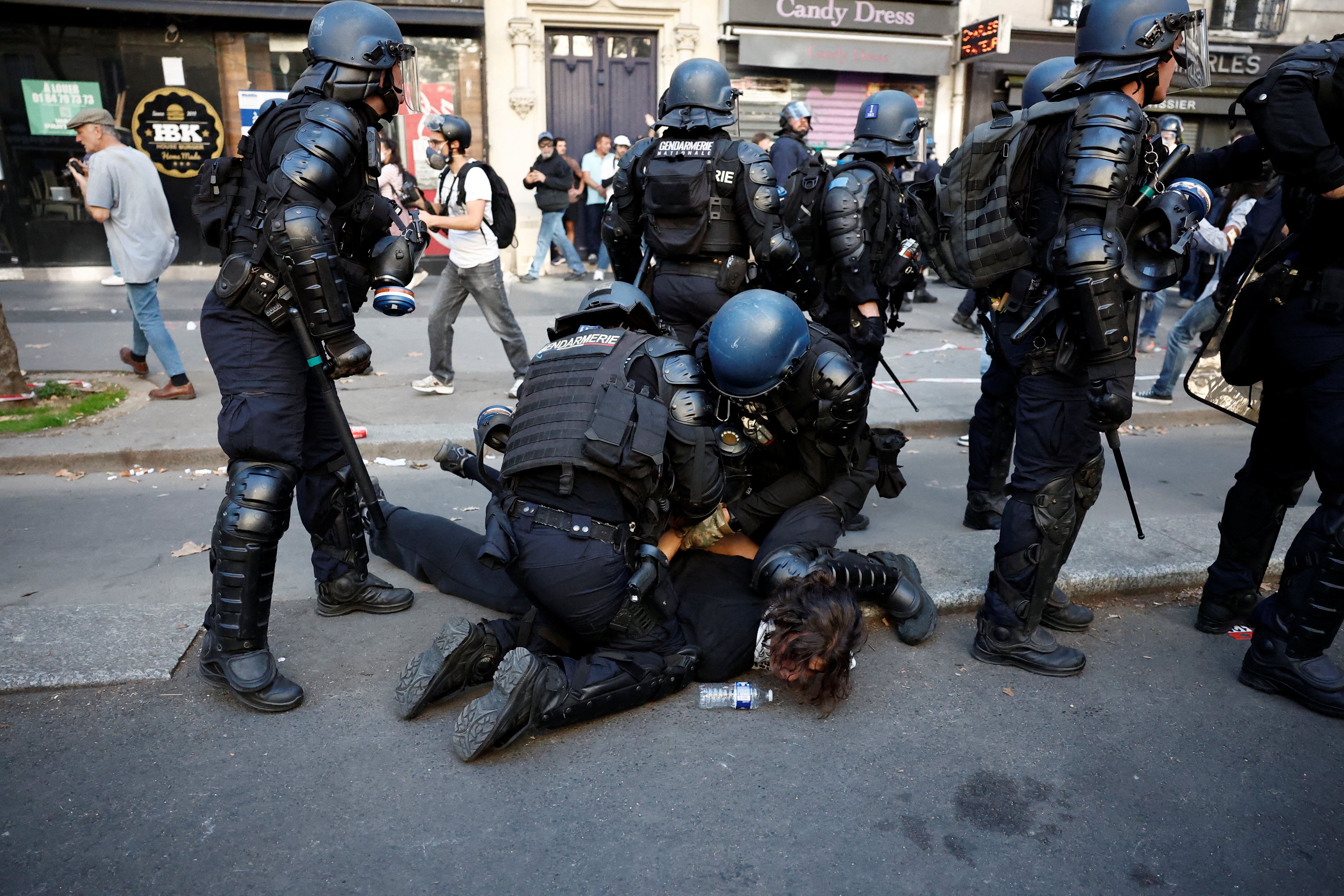 صدها هزار نفر در فرانسه علیه ریاضت اقتصادی دست به اعتصاب و اعتراض زدند