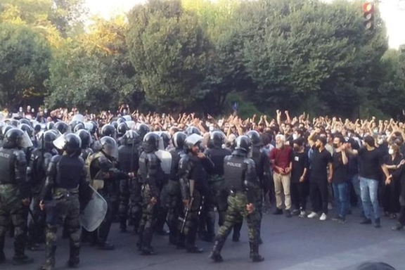 Politicians Speak Of Inefficiency, Widening Divides In Iranian Society