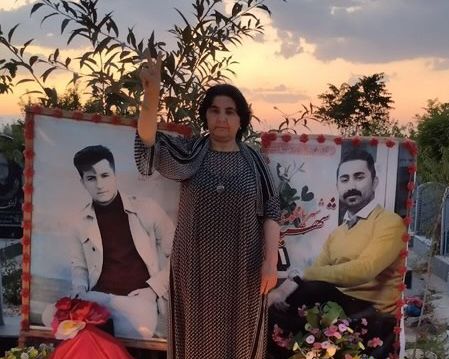 محاكمة والدة متظاهر قُتل على يد الأمن الإيراني بزعم مخالفتها الحجاب والدعاية ضد النظام