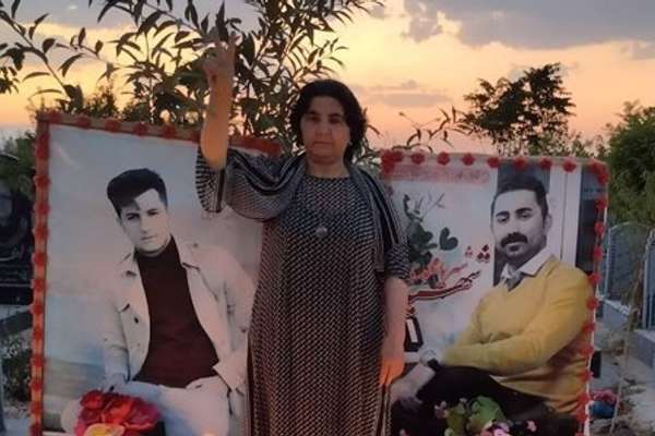 محاكمة والدة متظاهر قُتل على يد الأمن الإيراني بزعم مخالفتها الحجاب والدعاية ضد النظام