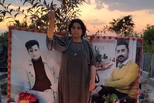 محاكمة والدة متظاهر قُتل على يد الأمن الإيراني بزعم مخالفتها الحجاب والدعاية ضد النظام